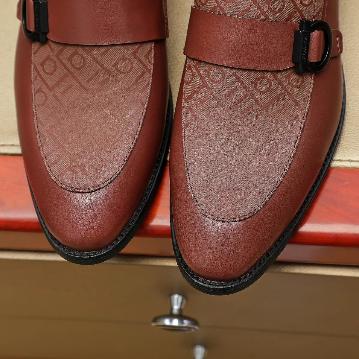 Men's shoes 💰460 Ferragamo [Ferragamo] top imported suit men's shoes 💯Original copy of the official website, product materials: selected imported embossed calfskin + luxury hardware buckle accessories ~ imported water-dyed cow 🐂 leather lining. Strong three-dimensional visual effect, original combination outsole, multiple colors available😘 Size: 39-44 (38.45.46. Customized)